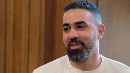Bushido kommt in einem Saal des Bundesverwaltungsgerichtes.
