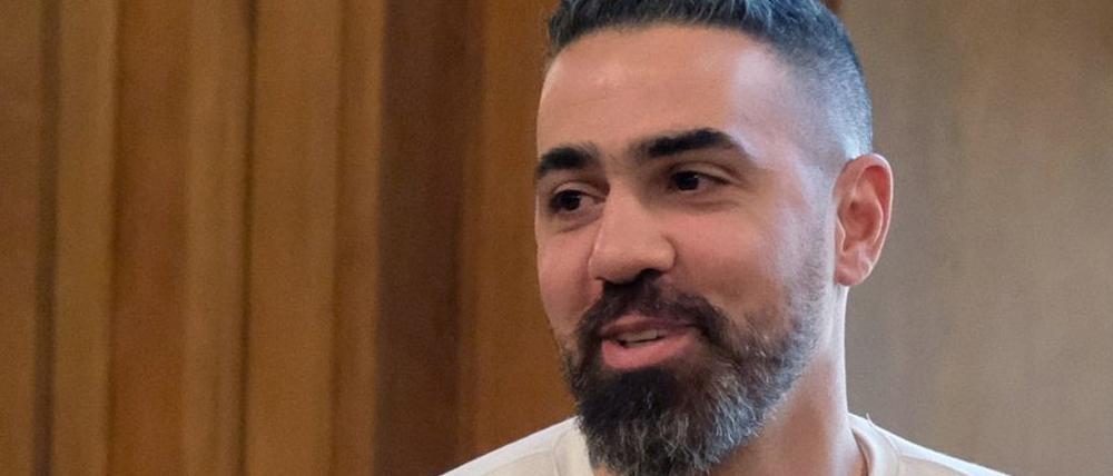 Bushido kommt in einem Saal des Bundesverwaltungsgerichtes.