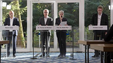 Die Schlichter Thomas de Maizière und Heide Pfarr stellten die Empfehlung vor.  