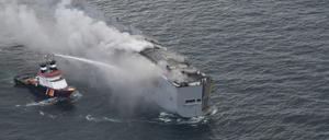 Der deutsche Notschlepper „Nordic“ versucht das Feuer, das laut Küstenwache auf dem Frachtschiff mit mehr als 3000 Autos ausgebrochen war, zu löschen. 