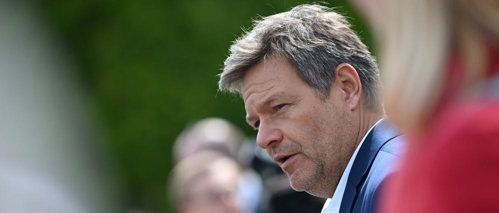 Bundeswirtschaftsminister Robert Habeck (Grüne) sieht in der für Deutschland abgesenkten Prognose des Internationalen Währungsfonds (IWF) keinen Grund für „German Angst“ (Archivbild).