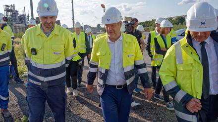 Robert Habeck bei einem Besuch einer Elektrolyseanlage.