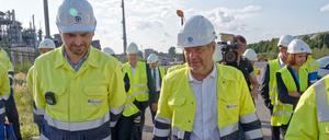 Robert Habeck bei einem Besuch einer Elektrolyseanlage.