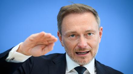 Bundesfinanzminister und FDP-Chef Christian Lindner will für die kommenden Jahre auch den Kernbereich der Verteidigungsausgaben deutlich erhöhen (Archivbild).