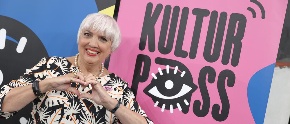 Claudia Roth (Bündnis90/Die Grünen), Kulturstaatsministerin, steht vor dem Logo vom „KulturPass“ (Archivbild).