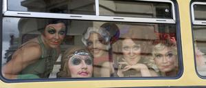 Die Kit Kat Girls (Sarah Fleige, Alexander Findewirth, Kiara Brunken, Julie Wolff und Jacqueline Macaulay) im Doppeldecker von 1965 auf „Cabaret“-Tour.