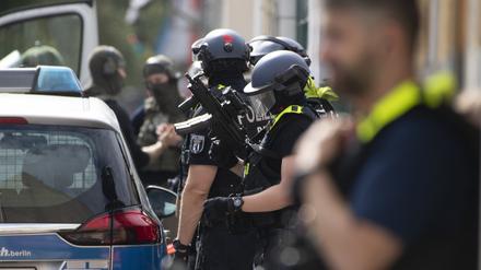 Bewaffnete Polizeikräfte bereiten sich in Berlin auf einen Einsatz vor.