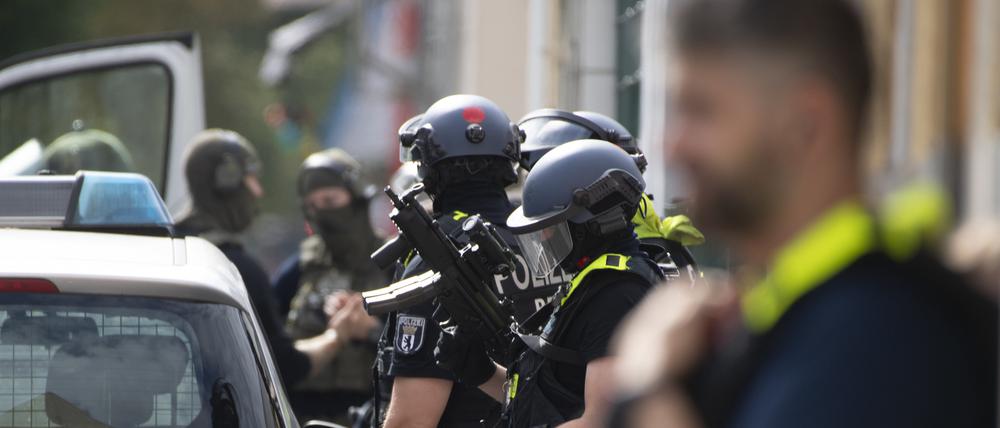 Bei einer geplanten Zwangsräumung in Spandau hat der Bewohner mit Gewalt gedroht und so einen stundenlangen Polizeieinsatz ausgelöst. Schließlich beging er vermutlich Suizid.