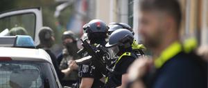 Bewaffnete Polizeikräfte bereiten sich in Berlin auf einen Einsatz vor.