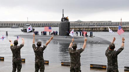 Das atombetriebene U-Boot der US-Marine wird im südkoreanischen Hafen begrüßt. 