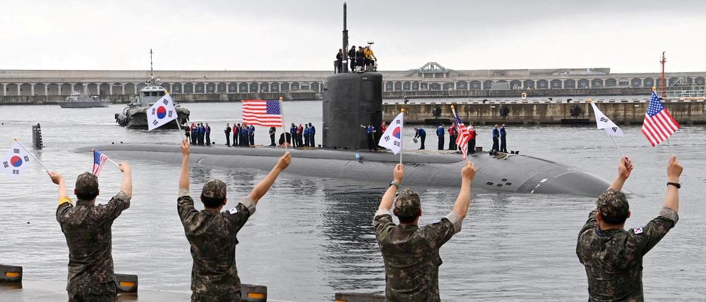 Das atombetriebene U-Boot der US-Marine wird im südkoreanischen Hafen begrüßt.