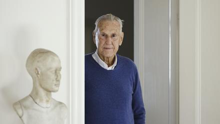 Händler und Sammler: Rudolf Zwirner im Wohnzimmer seiner Villa in Grunewald mit einer römischen Priesterstatue.