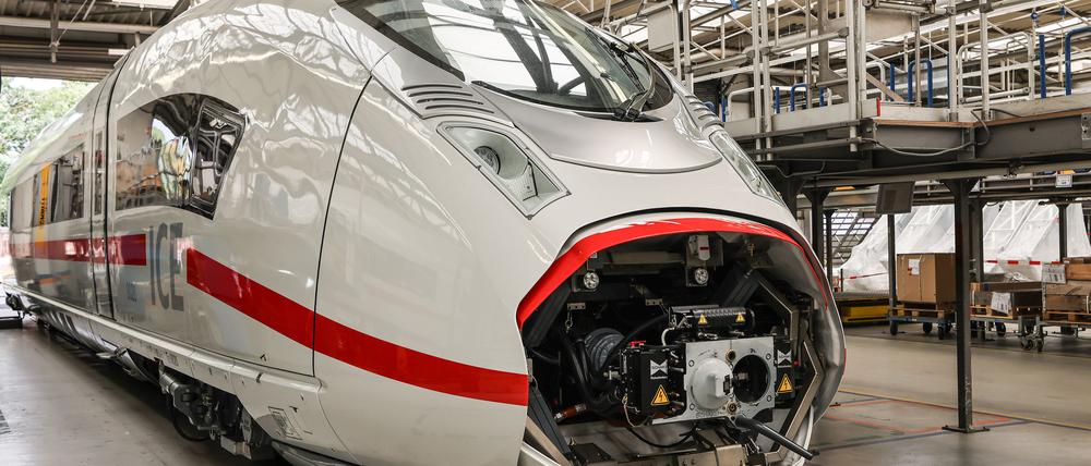 Die Bahn legt ihre Halbjahresbilanz vor. Die Verjüngung der Fernverkehrsflotte der Bahn läuft gut: In den nächsten fünf Jahren sollen 90 ICE 3 Neo, wie dieser in der Produktionsstätte in Krefeld, geliefert werden.
