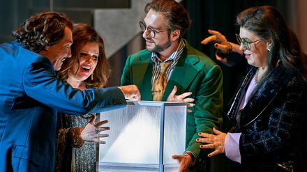 Ramund Nolte (Donner), Hailey Clark (Freia), Attilio Glaser (Froh) und Christa Mayer (Fricka) mit Walhall im Glaskasten.