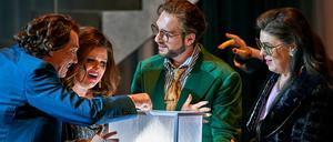 Ramund Nolte (Donner), Hailey Clark (Freia), Attilio Glaser (Froh) und Christa Mayer (Fricka) mit Walhall im Glaskasten.