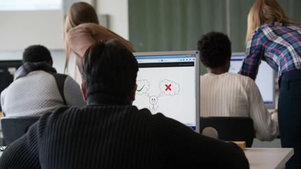 70 Prozent der erwerbstätigen Geflüchteten üben eine qualifizierte Tätigkeit aus, für die ein Berufs- oder Studienabschluss notwendig ist.