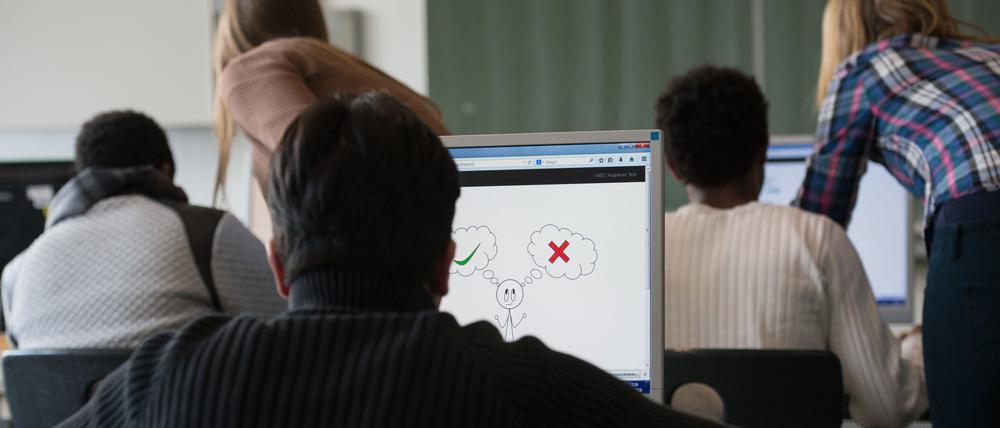 70 Prozent der erwerbstätigen Geflüchteten üben eine qualifizierte Tätigkeit aus, für die ein Berufs- oder Studienabschluss notwendig ist.