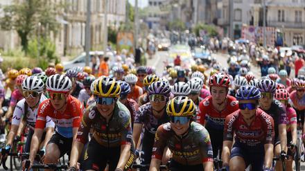 ARCHIV - 31.07.2022, Frankreich, Lure: Radsport: Tour de France, Frauen, Lure - La Planche des Belles Filles (123,30 km), 8. Etappe: Das Fahrerinnenfeld in Aktion. Die Tour de France der Frauen startet 2024 in Rotterdam. Der Radsport-Weltverband UCI hat Fahrerinnen mit Transidentität die Teilnahme an Rennen der Frauen verboten. (zu dpa: «Weltverband verbietet Trans-Radfahrerinnen Start bei Frauenrennen») Foto: Jean-Francois Badias/AP/dpa +++ dpa-Bildfunk +++