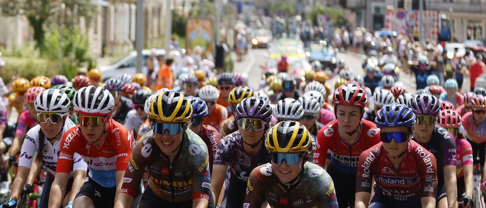 ARCHIV - 31.07.2022, Frankreich, Lure: Radsport: Tour de France, Frauen, Lure - La Planche des Belles Filles (123,30 km), 8. Etappe: Das Fahrerinnenfeld in Aktion. Die Tour de France der Frauen startet 2024 in Rotterdam. Der Radsport-Weltverband UCI hat Fahrerinnen mit Transidentität die Teilnahme an Rennen der Frauen verboten. (zu dpa: «Weltverband verbietet Trans-Radfahrerinnen Start bei Frauenrennen») Foto: Jean-Francois Badias/AP/dpa +++ dpa-Bildfunk +++