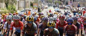 ARCHIV - 31.07.2022, Frankreich, Lure: Radsport: Tour de France, Frauen, Lure - La Planche des Belles Filles (123,30 km), 8. Etappe: Das Fahrerinnenfeld in Aktion. Die Tour de France der Frauen startet 2024 in Rotterdam. Der Radsport-Weltverband UCI hat Fahrerinnen mit Transidentität die Teilnahme an Rennen der Frauen verboten. (zu dpa: «Weltverband verbietet Trans-Radfahrerinnen Start bei Frauenrennen») Foto: Jean-Francois Badias/AP/dpa +++ dpa-Bildfunk +++