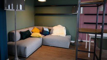 In einem sogenannten Community-Raum in einem neu gebauten Wohnquartier des WG-Anbieters Medici Living unter der Marke ·Quarters· steht eine Couch in der Ecke. Der Anbieter präsentiert 94 neue Premium-WG’s für junge und gutverdienende Berufstätige. 
