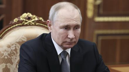 Das von der staatlichen russischen Nachrichtenagentur Sputnik via AP veröffentlichte Bild zeigt Wladimir Putin, Präsident von Russland, wie er dem Vorstandsvorsitzenden der VTB Bank bei ihrem Treffen zuhört. 