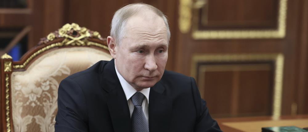Das von der staatlichen russischen Nachrichtenagentur Sputnik via AP veröffentlichte Bild zeigt Wladimir Putin, Präsident von Russland, wie er dem Vorstandsvorsitzenden der VTB Bank bei ihrem Treffen zuhört. 