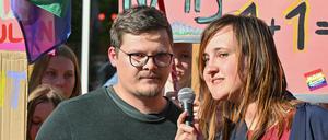 ARCHIV - 09.05.2023, Brandenburg, Cottbus: Der Lehrer Max Teske und seine Kollegin Laura Nickel hatten vor etwa drei Monaten einen zunächst anonymen Brandbrief über rechtsextreme Vorfälle an ihrer Schule in Burg veröffentlicht und damit ein breites Medienecho ausgelöst. Am Mittwoch erklärten beide, dass sie die Schule wegen starker Anfeindungen aus der rechten Szene verlassen wollen. Die beiden Lehrer sprechen bei einer Demonstration im Mai «Vielfalt statt Einfalt - Schule ohne Diskriminierung» vor dem Schulamt in Cottbus. (zu dpa: «Burger Ex-Lehrer wirft Schulbehörden Versäumnisse vor») Foto: Patrick Pleul/dpa +++ dpa-Bildfunk +++