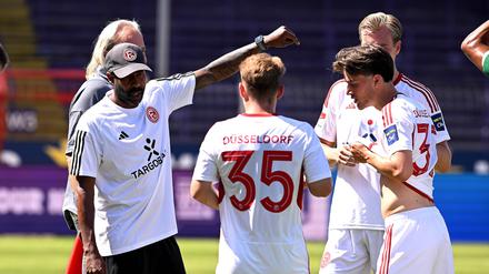 Daniel Thioune (l.) hofft, dass seine Mannschaft seine Idee von Fußball verstanden hat.
