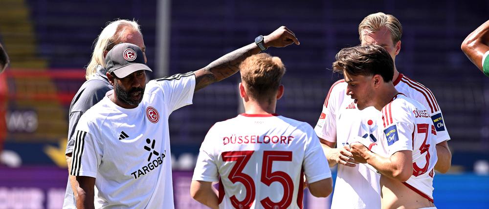 Daniel Thioune (l.) hofft, dass seine Mannschaft seine Idee von Fußball verstanden hat.