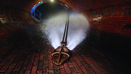 Hochdruckreinigung des †berlaufkanals Hohenstaufenstra§e
11792_Reinigung Regenüberlaufkanal Hohenstaufenstraße. Quelle: Joachim-Donath /Berliner Wasserbetriebe