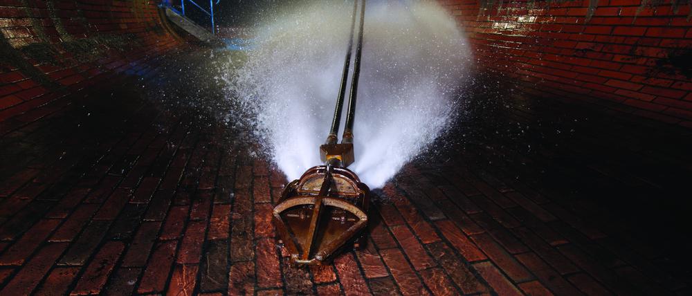 Hochdruckreinigung des †berlaufkanals Hohenstaufenstra§e
11792_Reinigung Regenüberlaufkanal Hohenstaufenstraße. Quelle: Joachim-Donath /Berliner Wasserbetriebe
