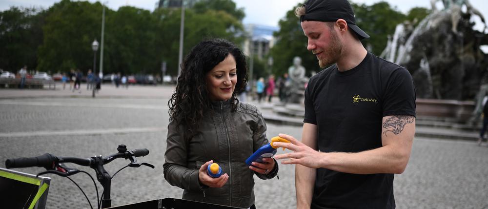 27.07.2023, Berlin: Cansel Kiziltepe (SPD), Berliner Senatorin für Arbeit, Soziales, Gleichstellung, Integration, Vielfalt und Antidiskriminierung, spricht mit dem Sozialarbeiter Ron über die Hitzehilfe für obdachlose Menschen am Alexanderplatz. 