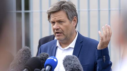 Robert Habeck (Grüne) betonte: „Regierung und Opposition müssen gerade jetzt Sicherheit geben, Vertrauen aufbauen und es sich immer wieder neu erwerben.“ 