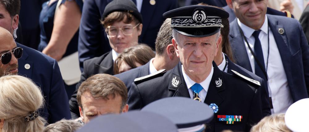 Der Generaldirektor der Polizei, Frédéric Veaux, Frankreich oberster Polizeichef, am Nationalfeiertag 14. Juli auf den Champs-Élysées - er läuft direkt hinter Präsident Emmanuel Macron.