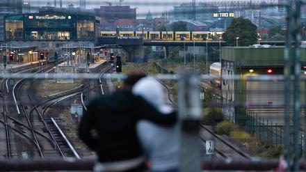 Willkommen im Partyland. S-Bahnhof Warschauer Straße. 