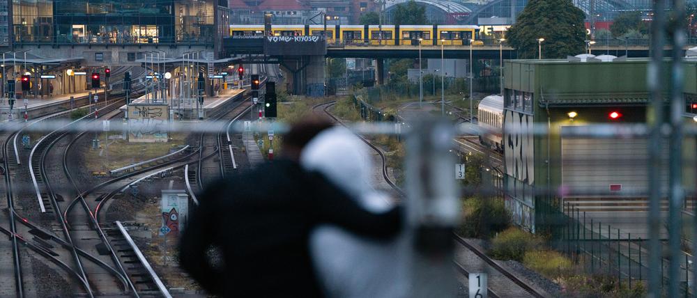 Willkommen im Partyland. S-Bahnhof Warschauer Straße. 