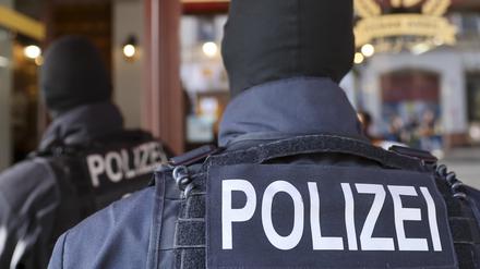 Polizisten führen eine Razzia durch (Symbolbild).