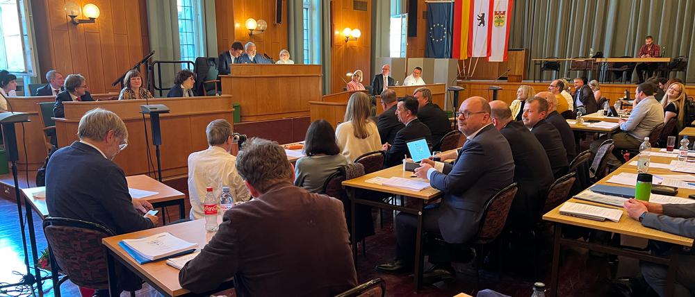 Die BVV Steglitz-Zehlendorf tagt am liebsten für sich und analog: Erst sträubte sich die CDU gegen das Streaming, dann bekommen die Ampelfraktionen es nicht gebacken.