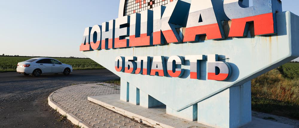 Zeichen auf der Autobahn zwischen Mariupol und Berdjansk.