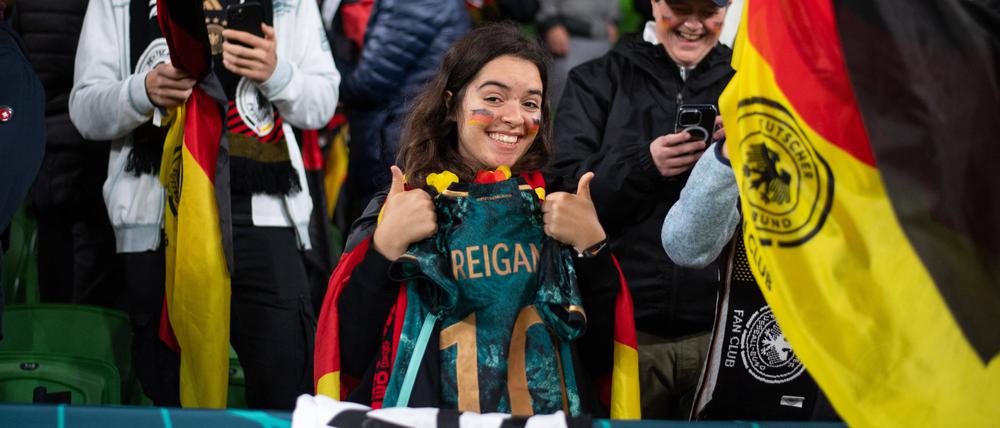Khadija Chebata und andere deutsche Fans bejubeln den 6:0-Sieg des DFB-Teams gegen Marokko.