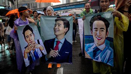 Anhänger des Wahlsiegers Pita Limjaroenrat demonstrieren in Bangkok.