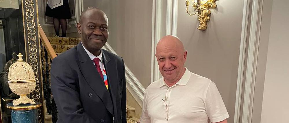 Der Leiter des russischen Hauses in der Zentralafrikanischen Republik, Dmitri Syty, veröffentlichte am Donnerstag ein Foto bei Facebook, das Prigoschin bei einem Treffen mit dem Vertreter des Landes zeigen soll.
