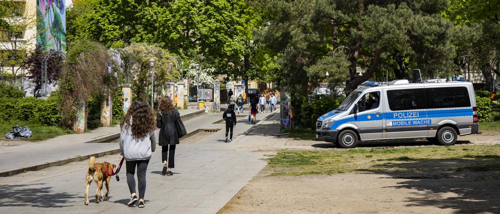 Mobile Wache der Polizei im Görlitzer Park