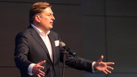 Maximilian Krah, AfD-Europaabgeordneter, spricht bei der AfD-Veranstaltung «Der Nationalstaat zwischen Föderalismus und Europäischer Union» in der Stadthalle. +++ dpa-Bildfunk +++