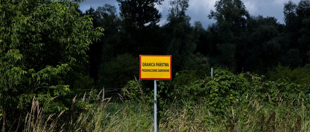 An der polnisch-belarussischen Grenze sagt ein Schild: „Staatsgrenze. Übertreten verboten“.