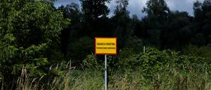 An der polnisch-belarussischen Grenze sagt ein Schild: „Staatsgrenze. Übertreten verboten“.

