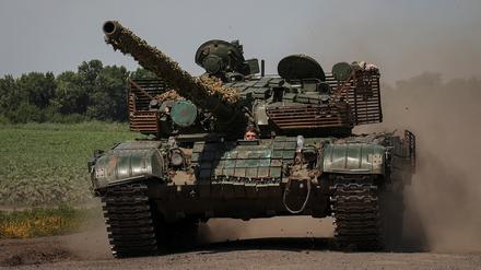 Ukrainische Soldaten fahren in einem Panzer in der Nähe einer Frontlinie.