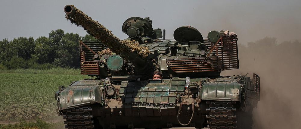 Ukrainische Soldaten fahren in einem Panzer in der Nähe einer Frontlinie.