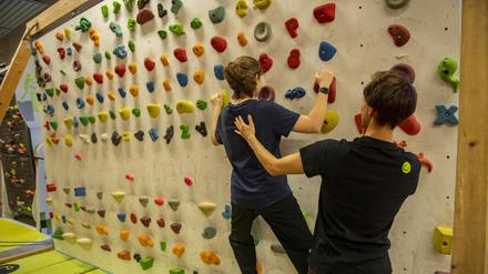 Sportwissenschaftler Silas Dech leitet Skoliose-erkrankte Kinder in der Klettertherapie an.